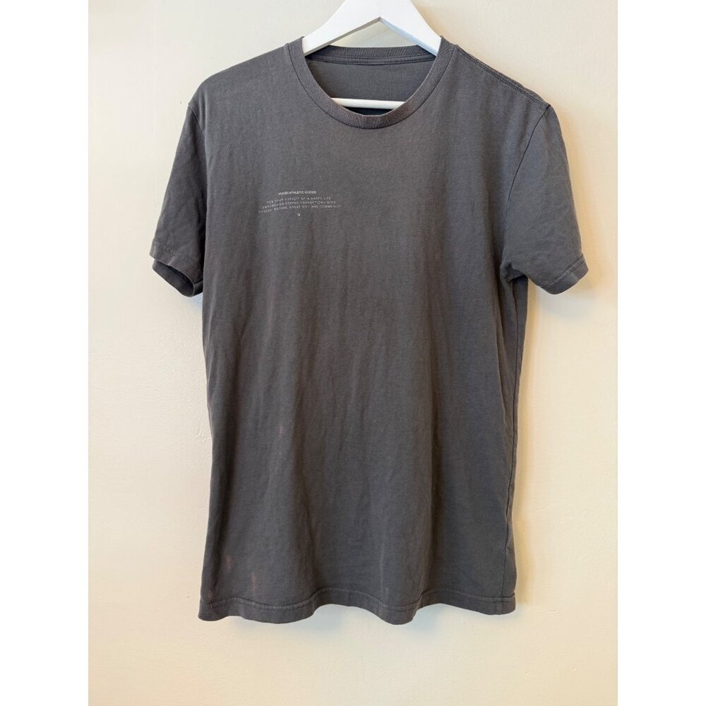 Vuori Athletic Goods Original Pursuit Graphic Tee Charcoal Men's Medium